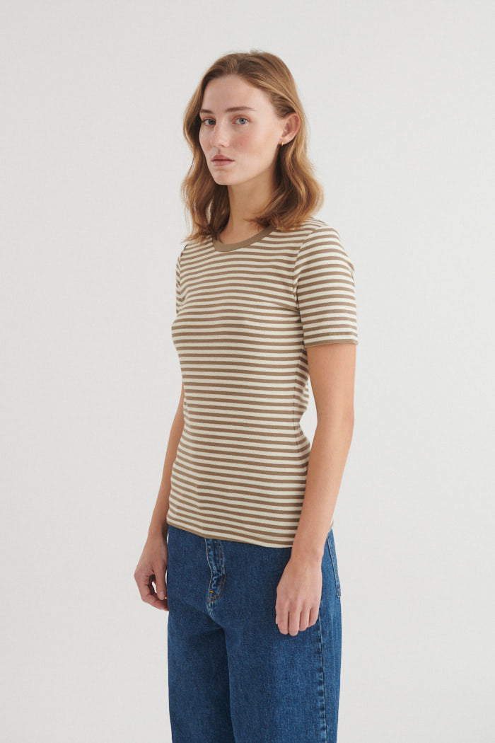 Basic Apparel Ludmilla O-Neck T-shirts 892 covert garden / birch